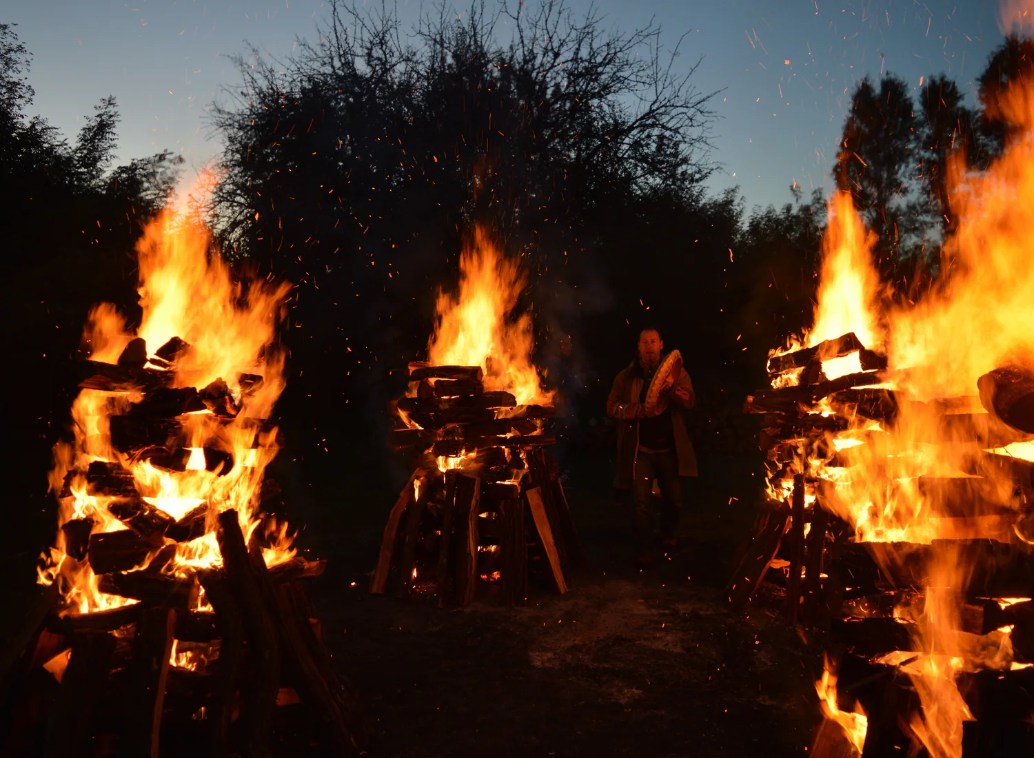 Tarr Bence László walking between two burning pyres